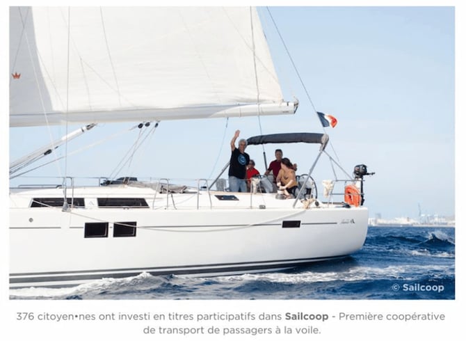 Personnes sur un voilier, saluant le photographe